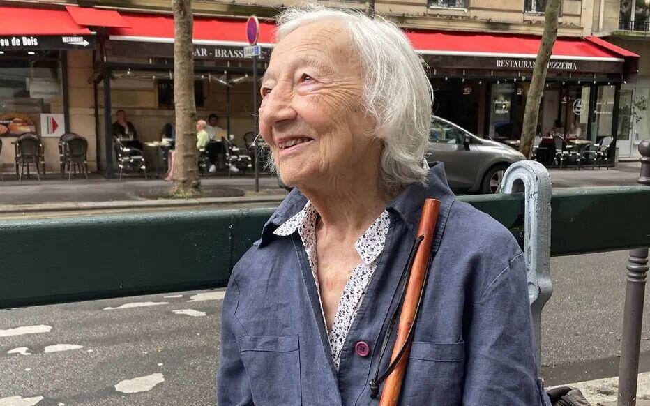 云鼎娱乐app下载-巴黎街头一群足球流氓围着90岁老奶？看似惊险其实很暖！